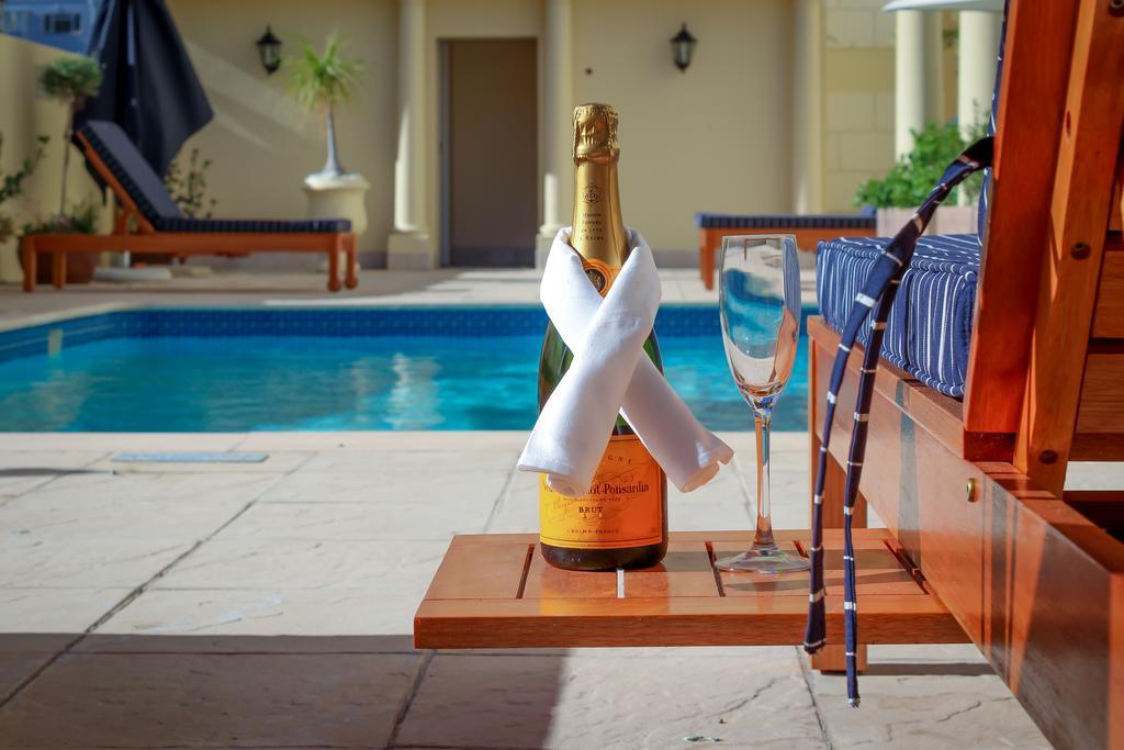 Hotel Le Vendome Kapstaden Exteriör bild A bottle of Veuve Clicquot