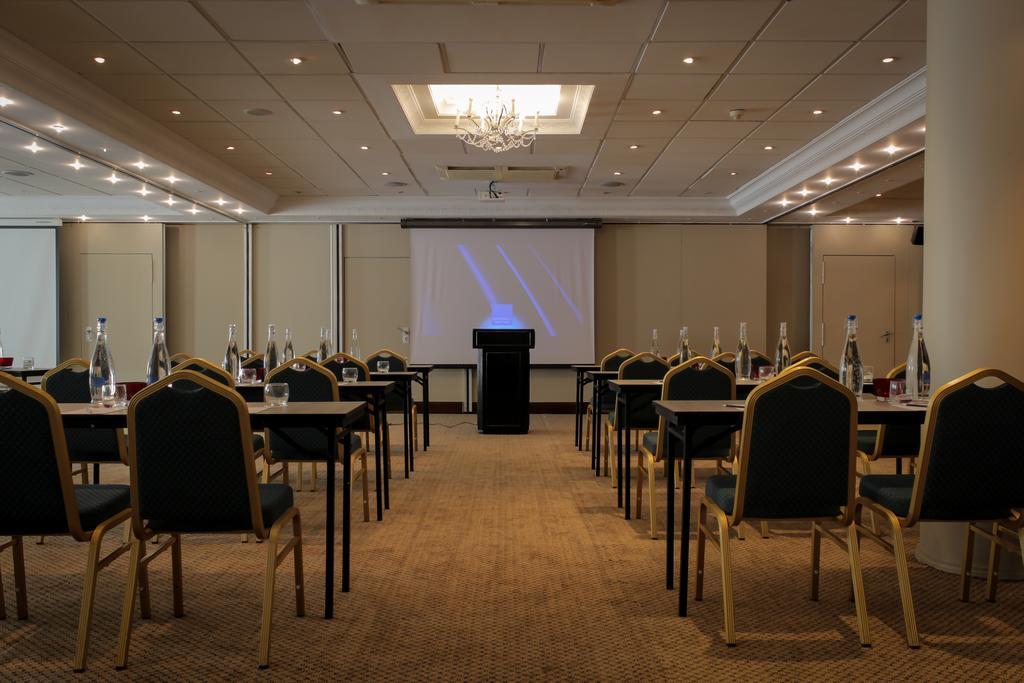 Hotel Le Vendome Kapstaden Exteriör bild A meeting room at the hotel
