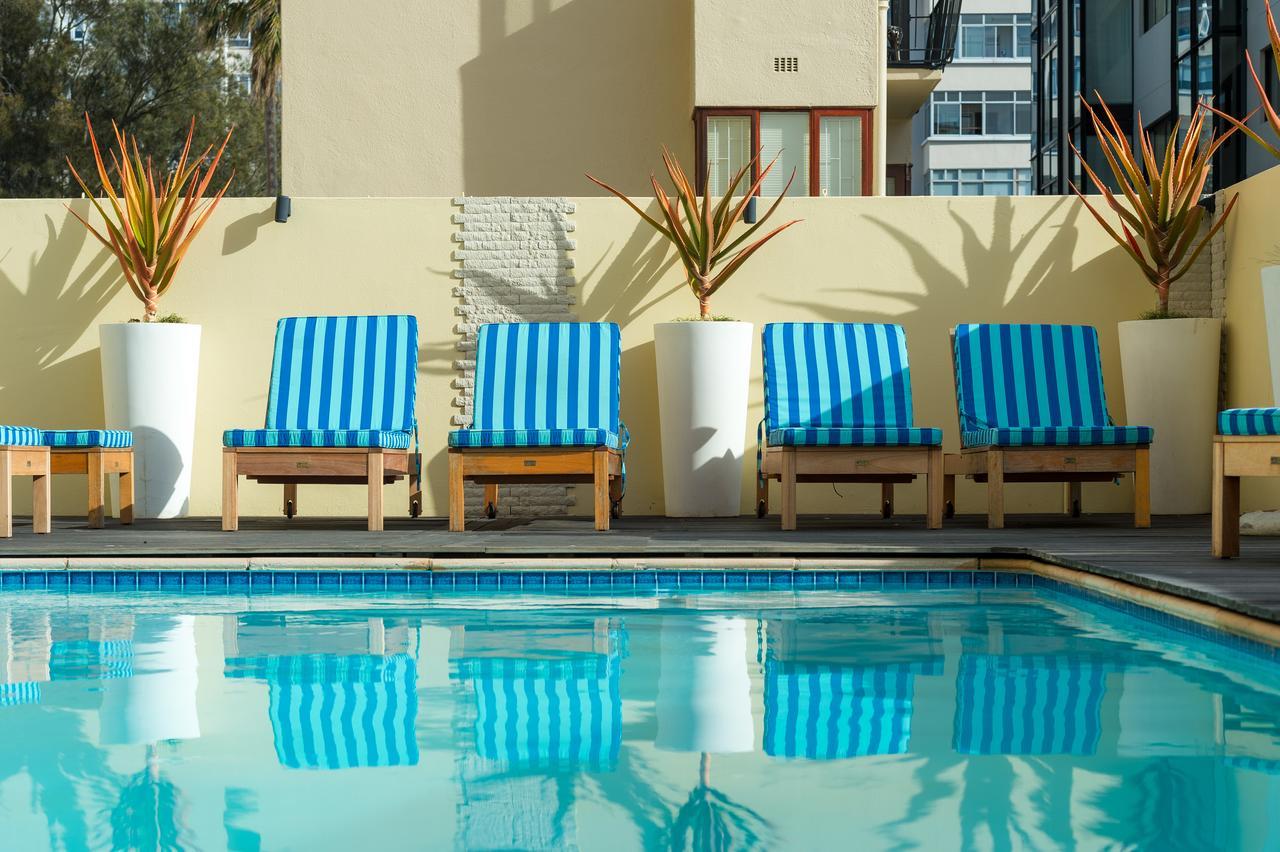 Hotel Le Vendome Kapstaden Exteriör bild The pool at the Hotel
