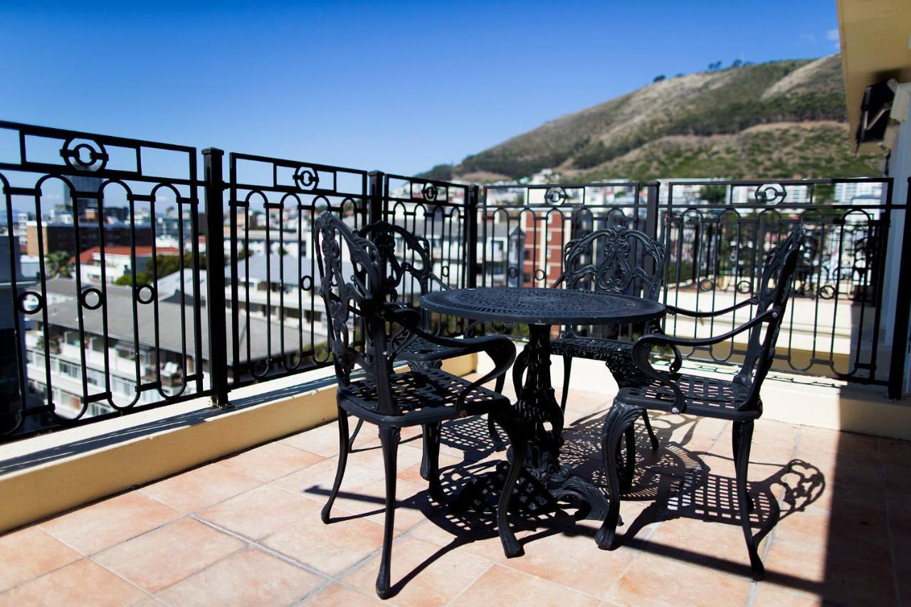 Hotel Le Vendome Kapstaden Exteriör bild A wrought iron patio set